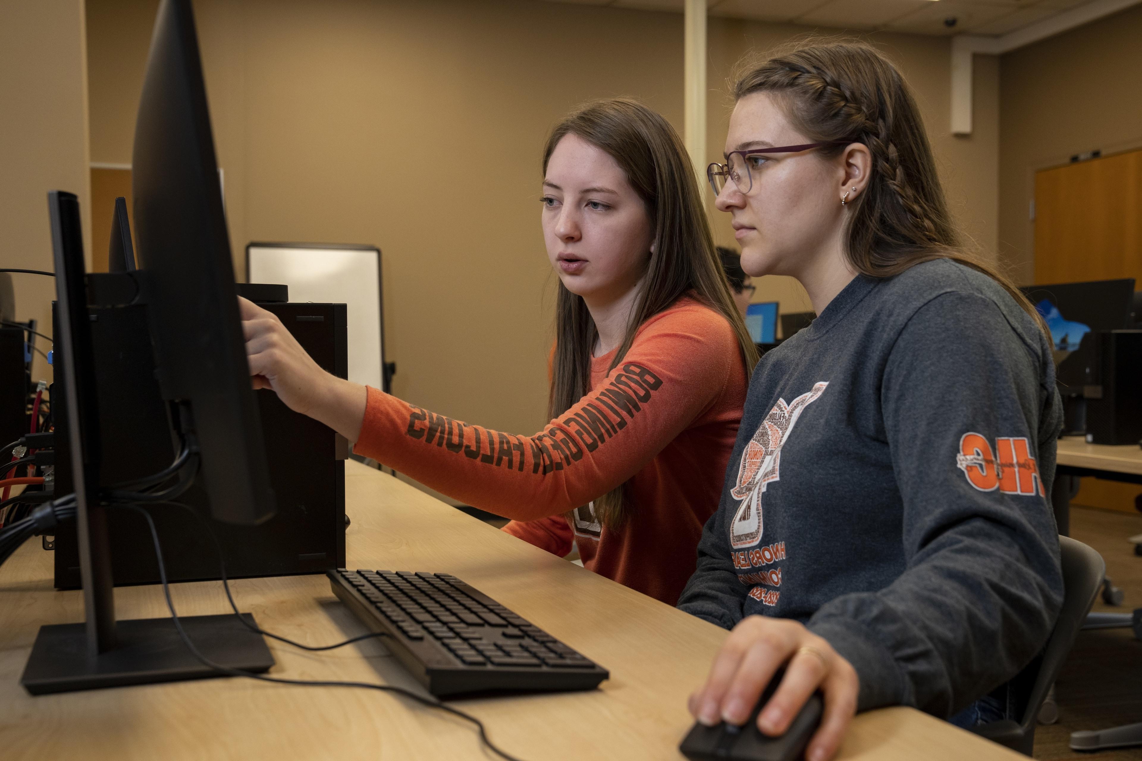 BGSU数字取证专业的学生在最先进的计算机实验室里分析勒索软件和黑客攻击的路径.