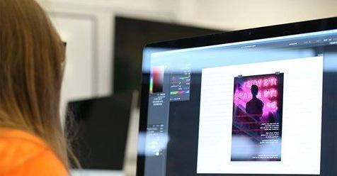平面设计专业学生在电脑上工作的照片