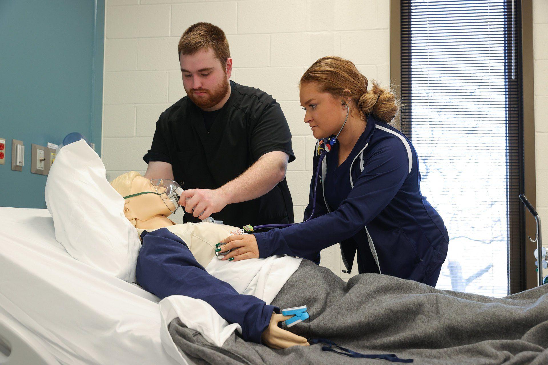 两个学生正在学习使用生命维持呼吸机.